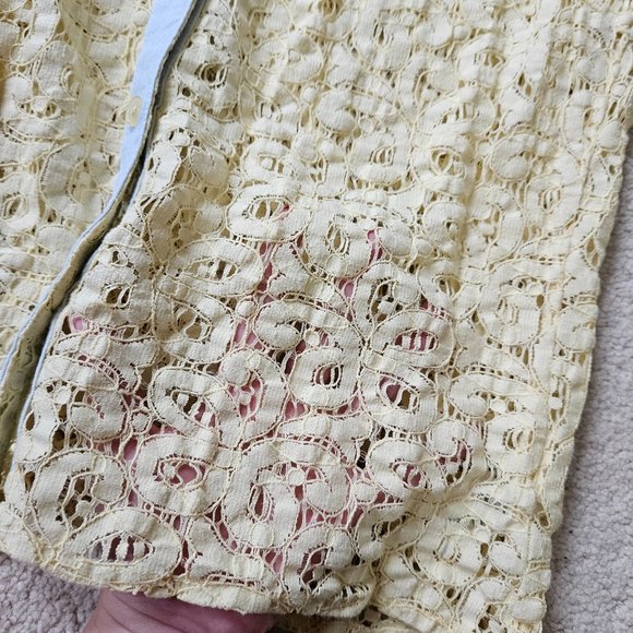 Lacy collared sleeveless blouse - Picture 9 of 9